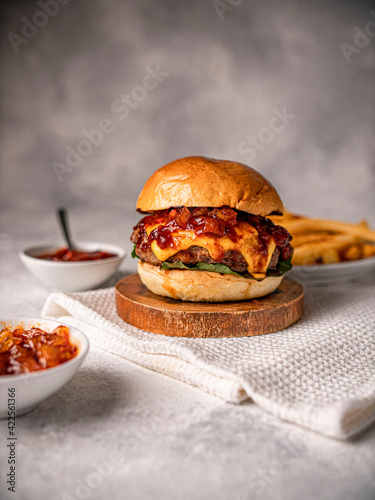 hamburguesa mezcla de selectos cortes de res, rugula, salsa barbacoa de tocino ahumado, salsa de pina de la casa, y queso cheddar. 