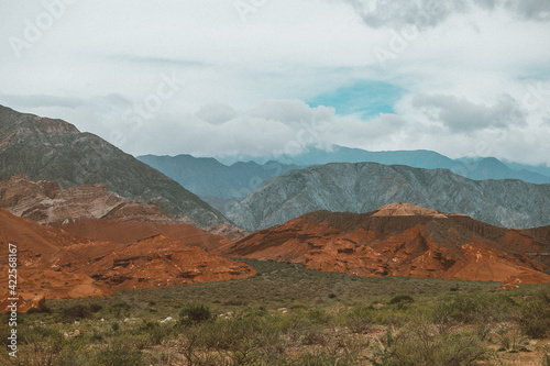 paisaje de montañas de colores © Emablom