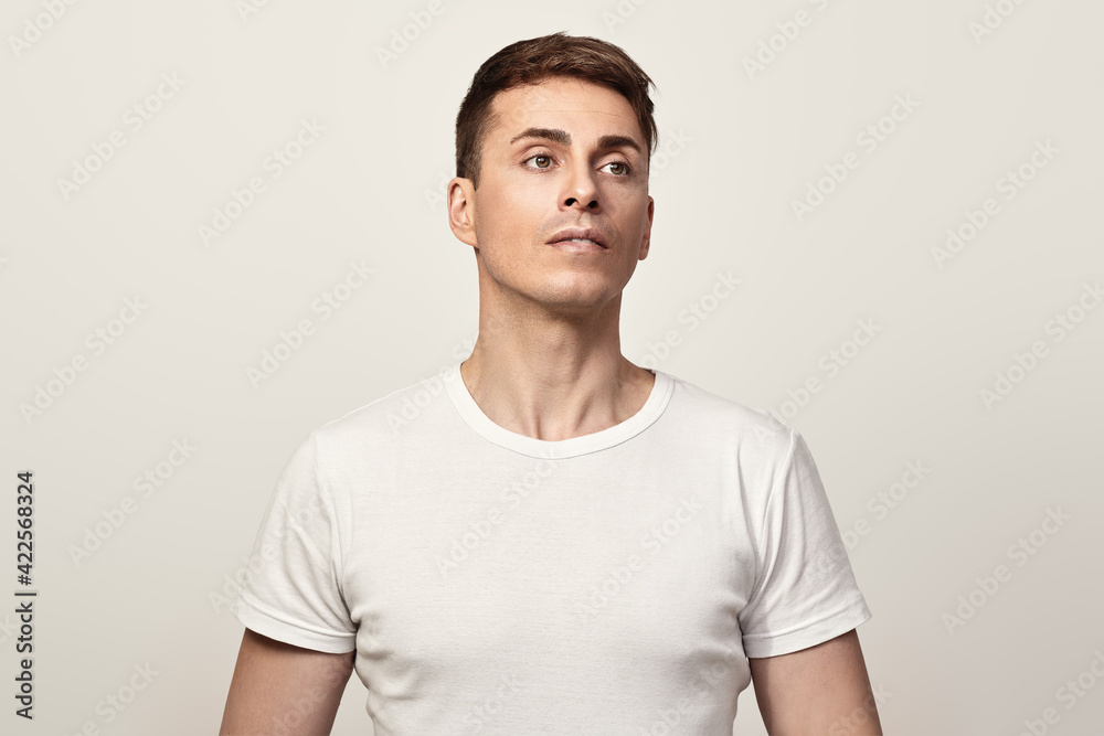 Obraz premium guy looks inspired