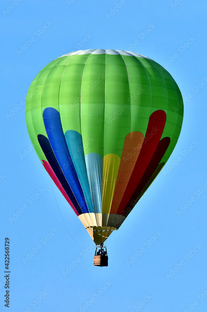 Naklejka premium Ein Heißlutftballon vor blauem Himmel