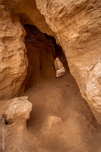 Cueva de tierra y roca