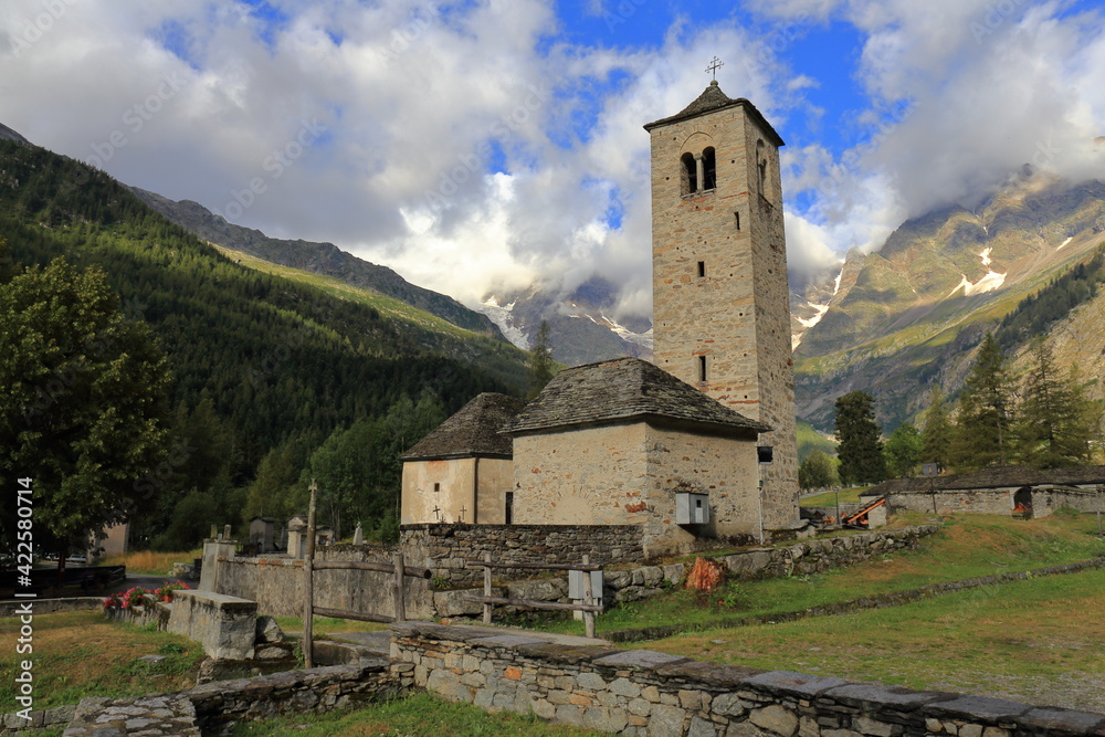 Chiesa Vecchia a Macugnaga con panorama sulla parete est del Monte Rosa, Italia. Chiesa Vecchia a Macugnaga con panorama sulla parete est del Monte Rosa, Italia.