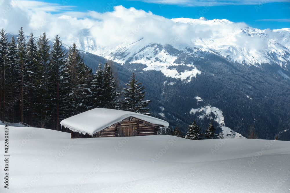 Fototapeta premium Eingeschneites Chalet in den tiroler Bergen