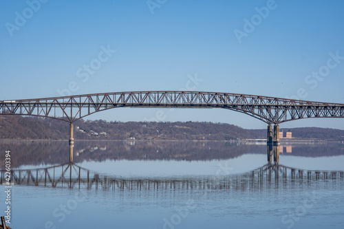 Obraz na płótnie Newburgh, NY - USA - Mar. 21, 2021: Landscape view of the iconic Hamilton Fish Newburgh Beacon Bridge, spanning the Hudson River. w salonie