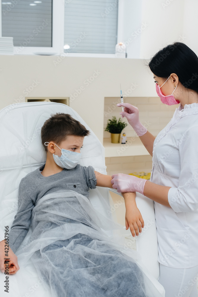 Obraz premium Vaccination of children against influenza and coronavirus infection during a worldwide pandemic. The formation of the immune system and antibodies.