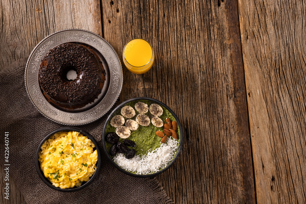 Creme de frutas, bolo de chocolate e ovos