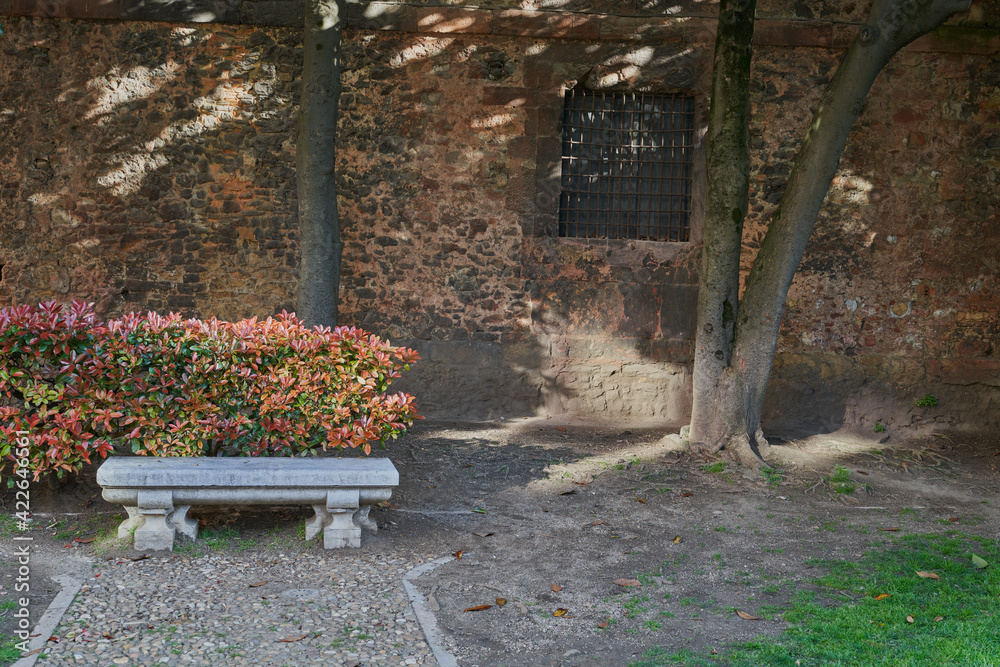 Garden area next to the Cathedral of Oviedo (Uviéu) that gives access to the Jardin de los Reyes Caudillos. Garden area next to the Cathedral of Oviedo (Uviéu) that gives access to the Jardin de los Reyes Caudillos.