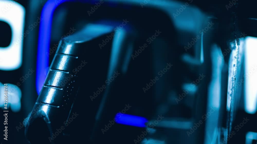 Elektroauto lädt mit dem Ladestecker an der Ladestation für Elektroautos und lädt die Akkus wieder mit Grüner Energie auf. 4K 24 FPS 10 Bit 4:2:2