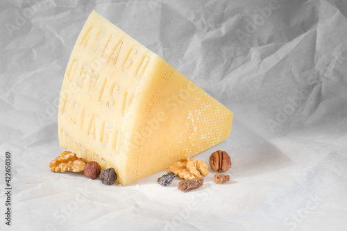 Fotografía Piece of cheese, nuts and dried fruits