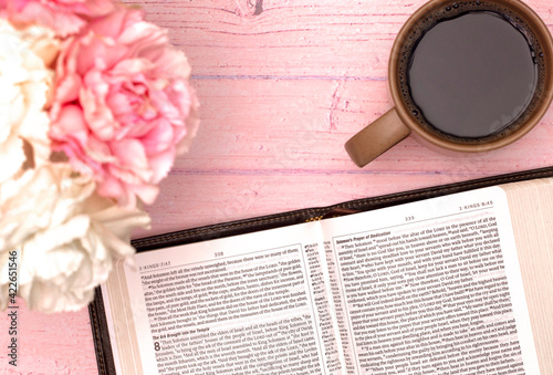 Fototapet Personal Bible Study with a Cup of Coffee on a Pink Table