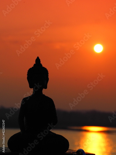 Buddha im Sonnenuntergang