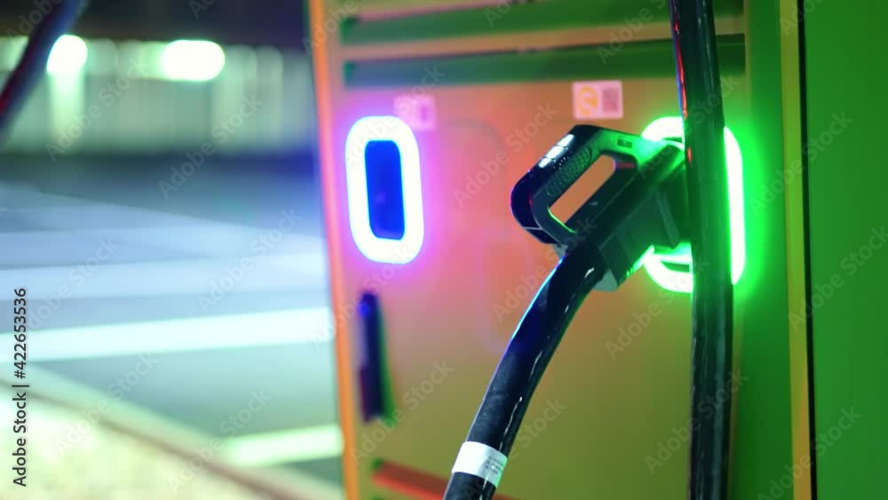 Elektroauto wird an der Ladetankstelle / Stromtankstelle geladen. 4k 10 Bit 4:2:2