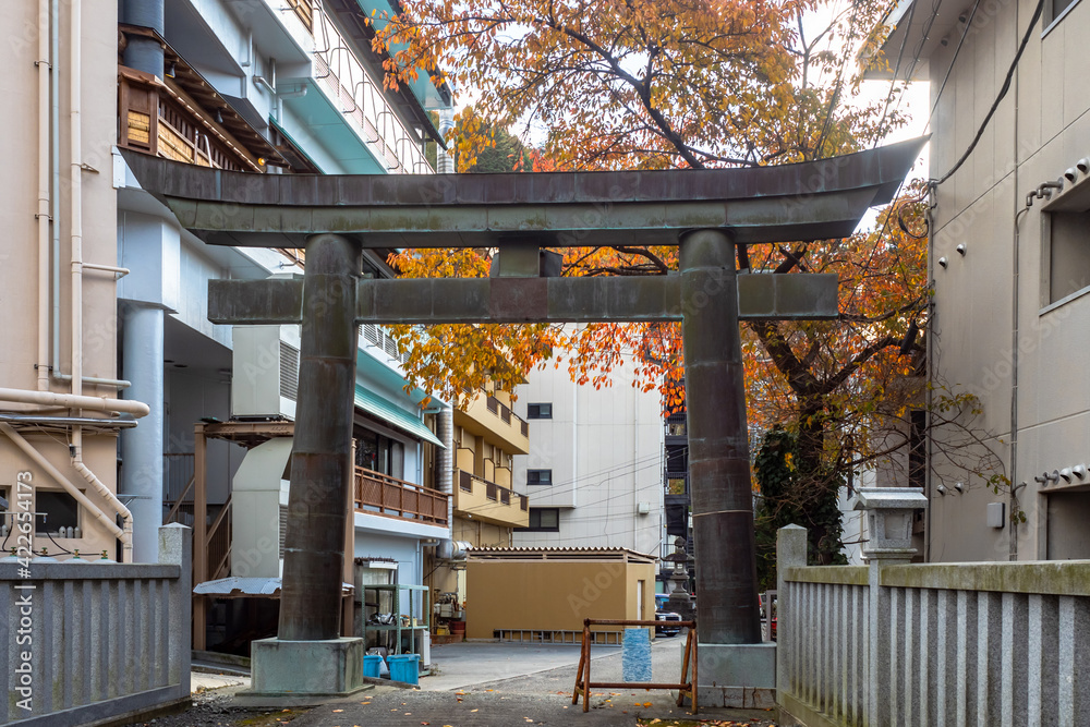Buddhist arch in Japan. Japanese style arch in middle of buildings ...