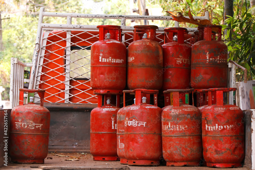 liquid petroleum gas( LPG ) distributing in a vehicle for home usage liquid petroleum gas( LPG ) distributing in a vehicle for home usage