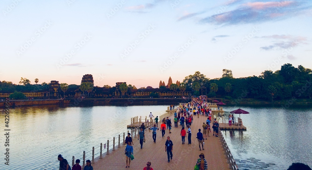 Obraz premium sunset over angkor wat
