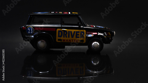 Auto de juguete de carreras en fondo negro.