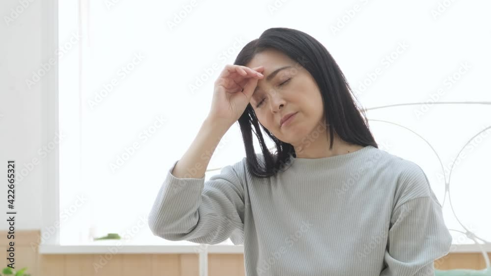 寝不足、体調不良の女性 寝不足、体調不良の女性