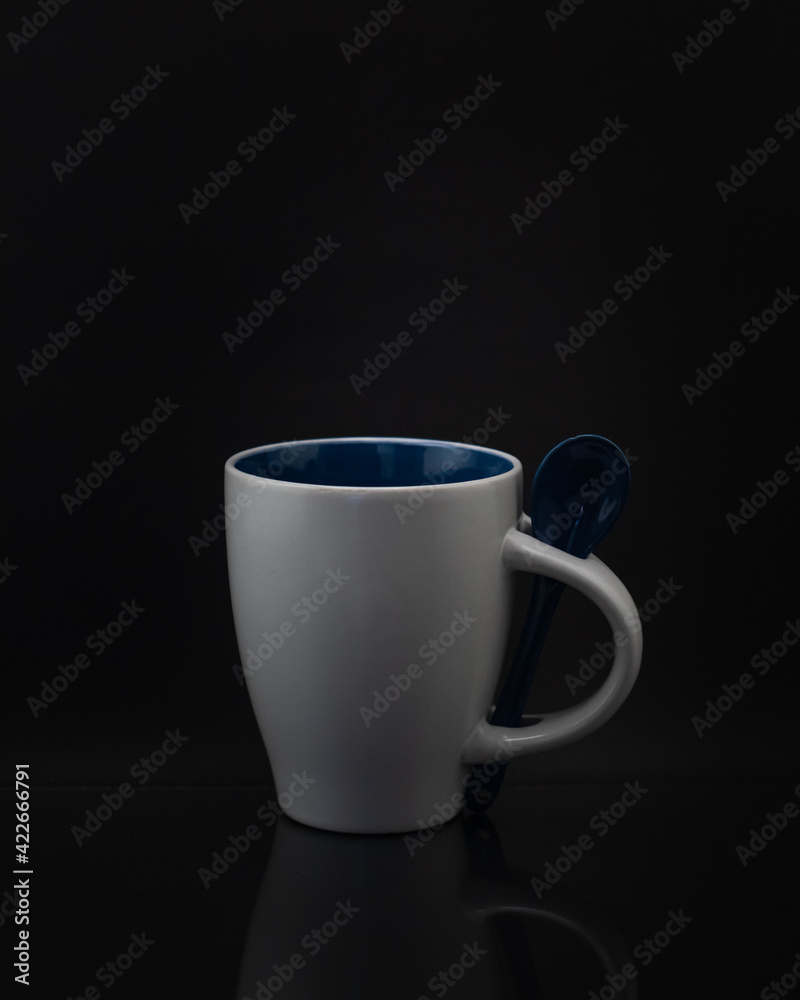 Obraz premium Tasa blanca en fondo negro.