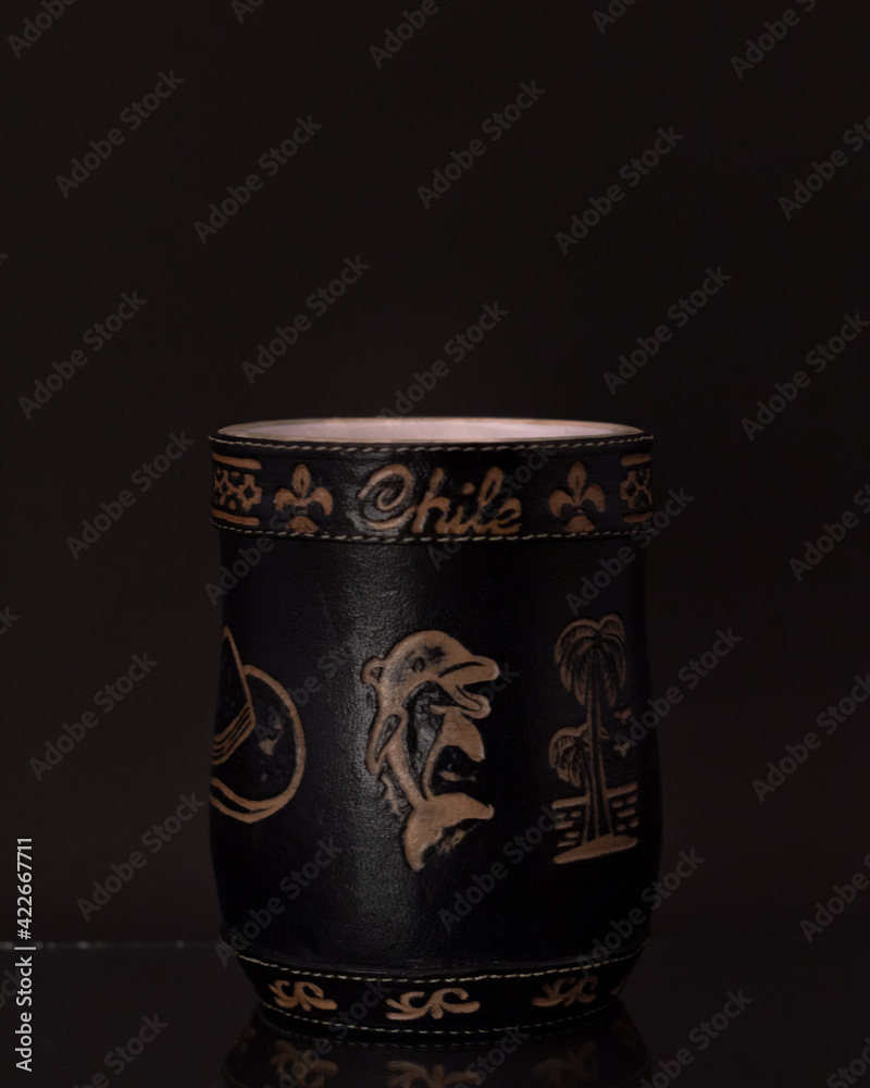 Mate negro grabado con bombilla plateada y fondo negro. Mate negro grabado con bombilla plateada y fondo negro.