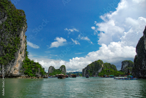 ベトナムの世界遺産ハロン湾 © scenes works