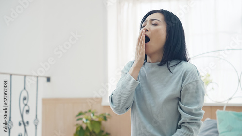 Tapety artystyczne あくびをするミドル女性 睡眠不足 不眠症