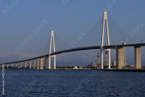 快晴の空と吊り橋の風景 © HIDEKAZU