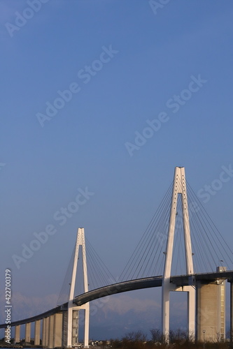 快晴の空と吊り橋の風景