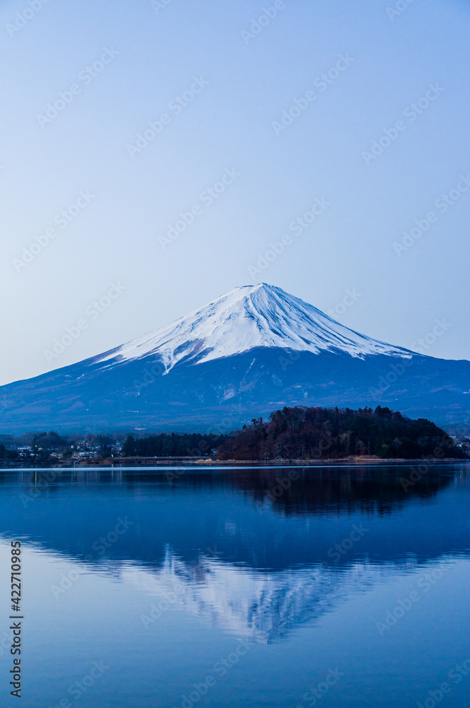 山梨県の河口湖と富士山