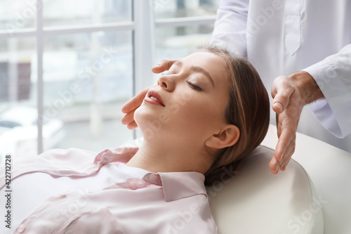 Εκτύπωση καμβά Reiki master working with patient