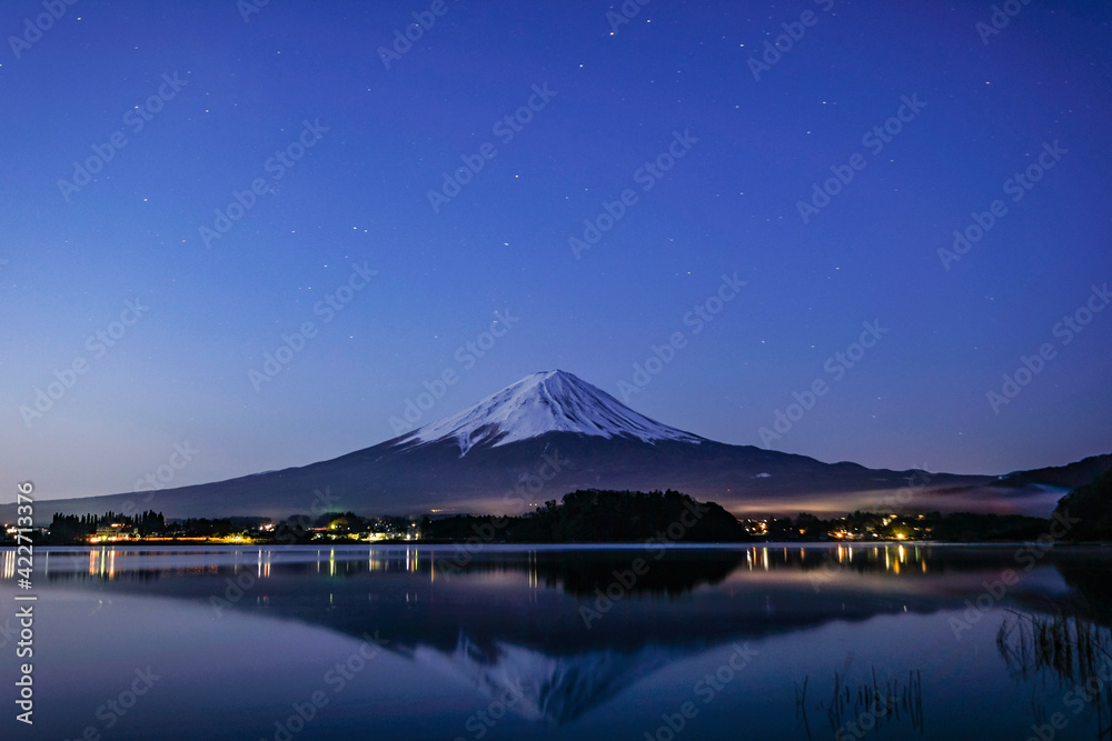早朝の山梨県の河口湖と富士山