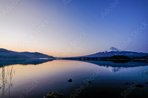 早朝の山梨県の河口湖と富士山 © Kazu8