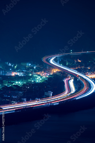 道路を走る車の光跡