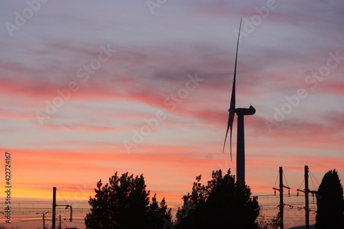 éolienne sur un lever de soleil 