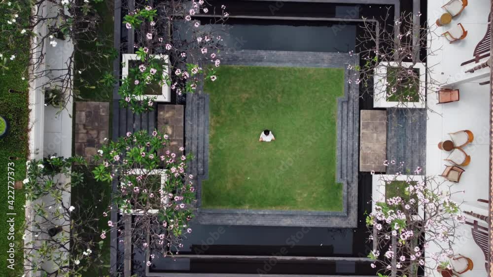 Vue en drone sur une personne en méditation