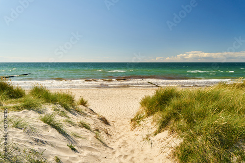 Strand am Meer mit Zugang durch Dünen im Sommer