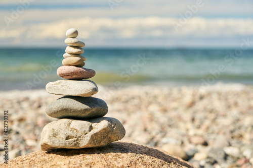 Steinstapel als Zen und Balance Konzept am Strand