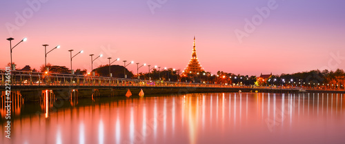 Schilderij op canvas Beautiful sunset at Kaen nakhon lake and recreation area with background view of