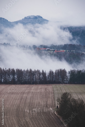 Nebel in bergiger Region