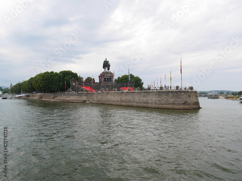 Deutsches Eck mit roten Stufen in Koblenz