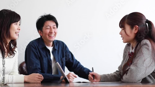 会話する両親と女子学生