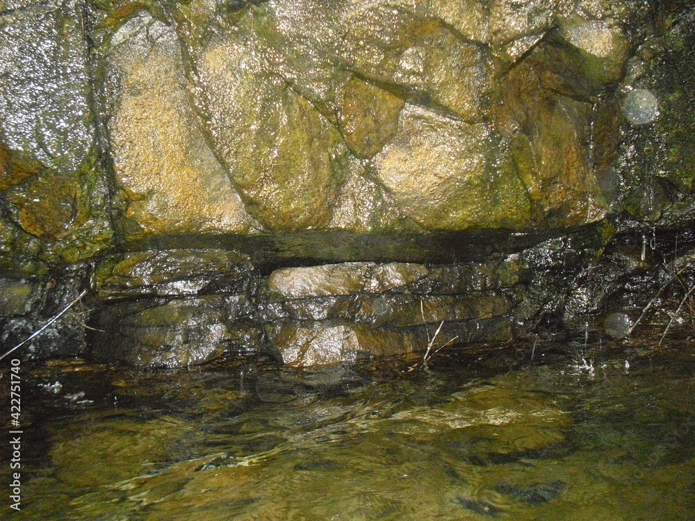 Fototapeta premium Zoom sur la paroi pierreuse d'une cascade , d'un trou d'eau