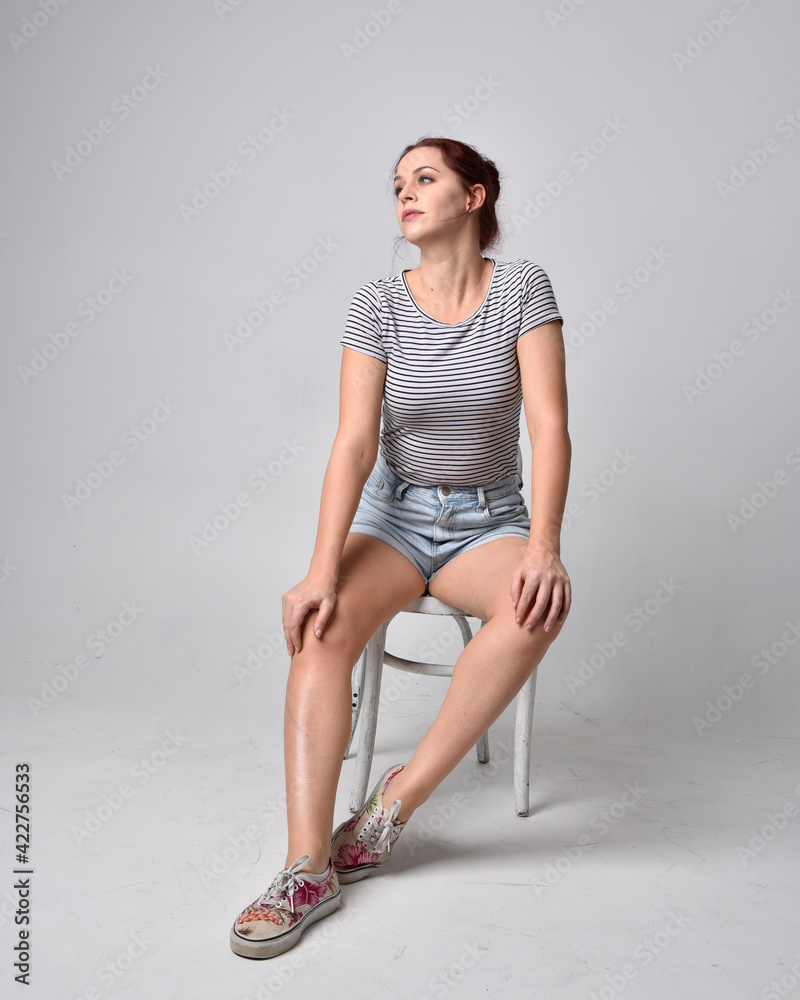 Taylor Swift, woman sitting pose transparent background PNG clipart |  HiClipart