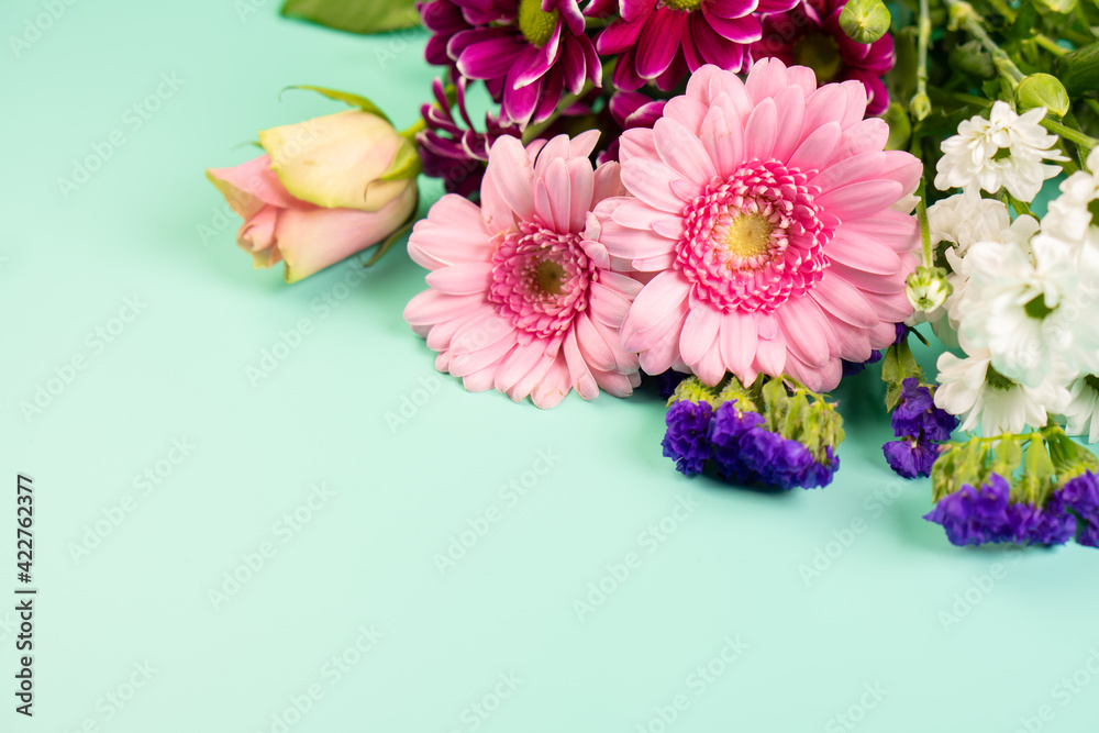 Obraz premium Colorful spring bouquet of flowers on a green background.