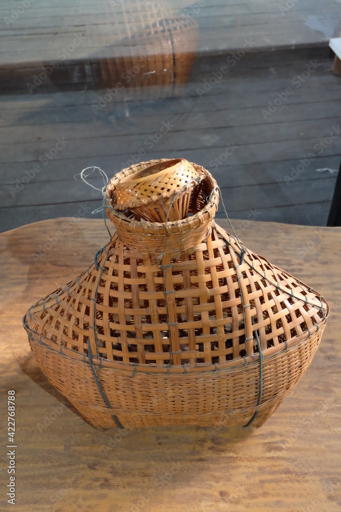 A device for holding fish, shrimp, shellfish with lid, local wisdom from Thai bamboo.
Used when going out for fish