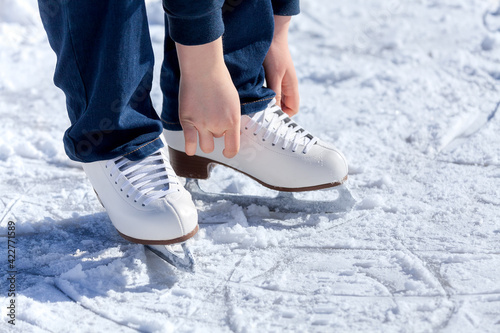 tying shoelaces on ice skates