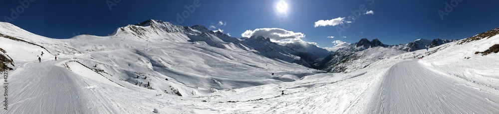 photo panoramique montagnes, ski, neige, ciel bleu 