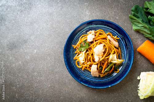 stir-fried yakisoba noodles with chicken