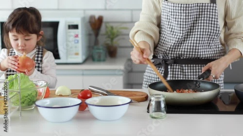 料理をする日本人親子