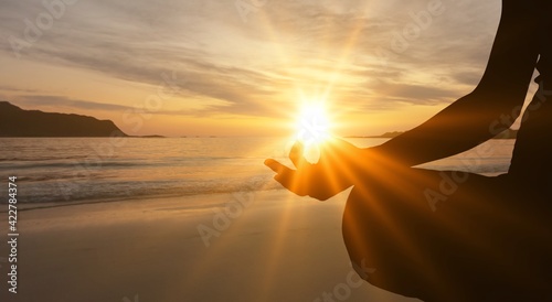 Foto Human silhouette meditating at sunset, yoga relax