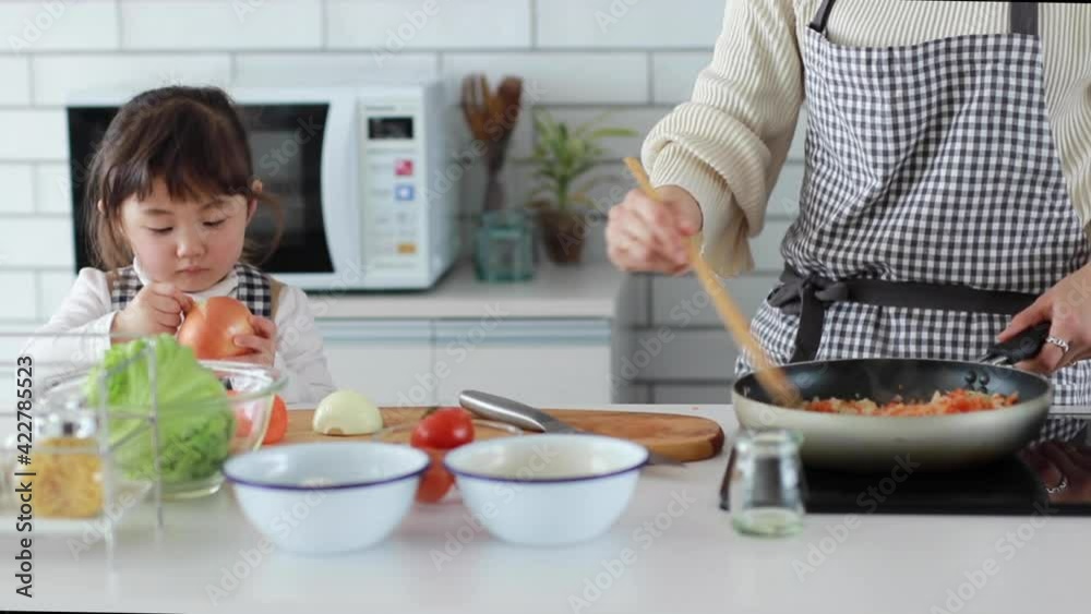 料理をする日本人親子 料理をする日本人親子